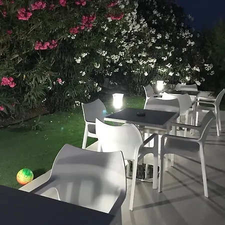 Vicky's Garden Apartment *