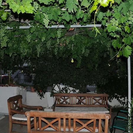 Vicky's Garden Apartment
